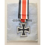 Eisernes Kreuz, 1939, 2. Klasse, in Tüte.Geschwärzter Eisenkern, versilberte Zarge, am langen Bande;