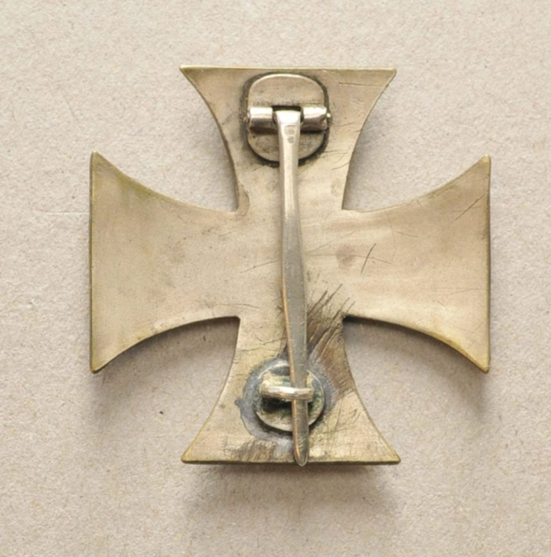 Preussen: Eisernes Kreuz, 1914, 1. Klasse.Buntmetall versilbert, Kern geschwärzt, leicht gewölbt, - Image 2 of 2