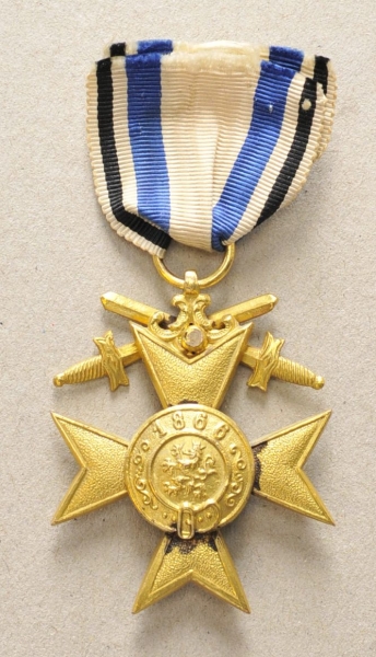 Bayern: Militär-Verdienst-Kreuz, 1. Klasse mit Schwertern.Vergoldet, das separat aufgelegte - Image 2 of 2
