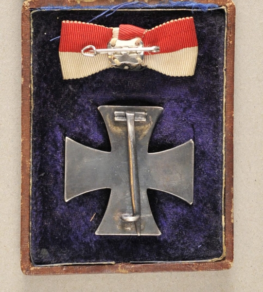 Preussen: Eisernes Kreuz, 1914, 1. Klasse, im Etui.Geschwärzter Eisenkern, silberne Zange, an Nadel, - Image 2 of 2