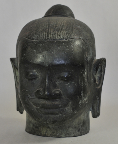 Bronzekopf des mediitierenden Buddha.Bronze, stark patinierte Oberfläche, feine Ausformung der