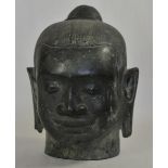 Bronzekopf des mediitierenden Buddha.Bronze, stark patinierte Oberfläche, feine Ausformung der