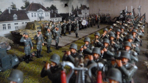 Großes Diorama einer Wehrmachts-Parade.Paradezug mit Abnahme durch Offiziere, diverse Fahrzeuge im