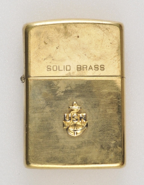 USA: USN (United States Navy) Zippo.Vergoldet, USN-Logo aufgelegt, gemarkt 1932 Zippo 1989,