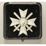 Kriegsverdienstkreuz, 1. Klasse Etui.Schwarzes Etui mit Aufdruck; einliegendes Stück