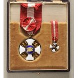 Italien: Orden der Krone Italiens, Offizierskreuz, im Etui.Silber vergoldet, teilweise emailliert,