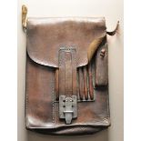 Kastentasche.Leder, mit Metallschließe, rückseitig Lasche entfernt.Zustand: II

Box bag.Leather,