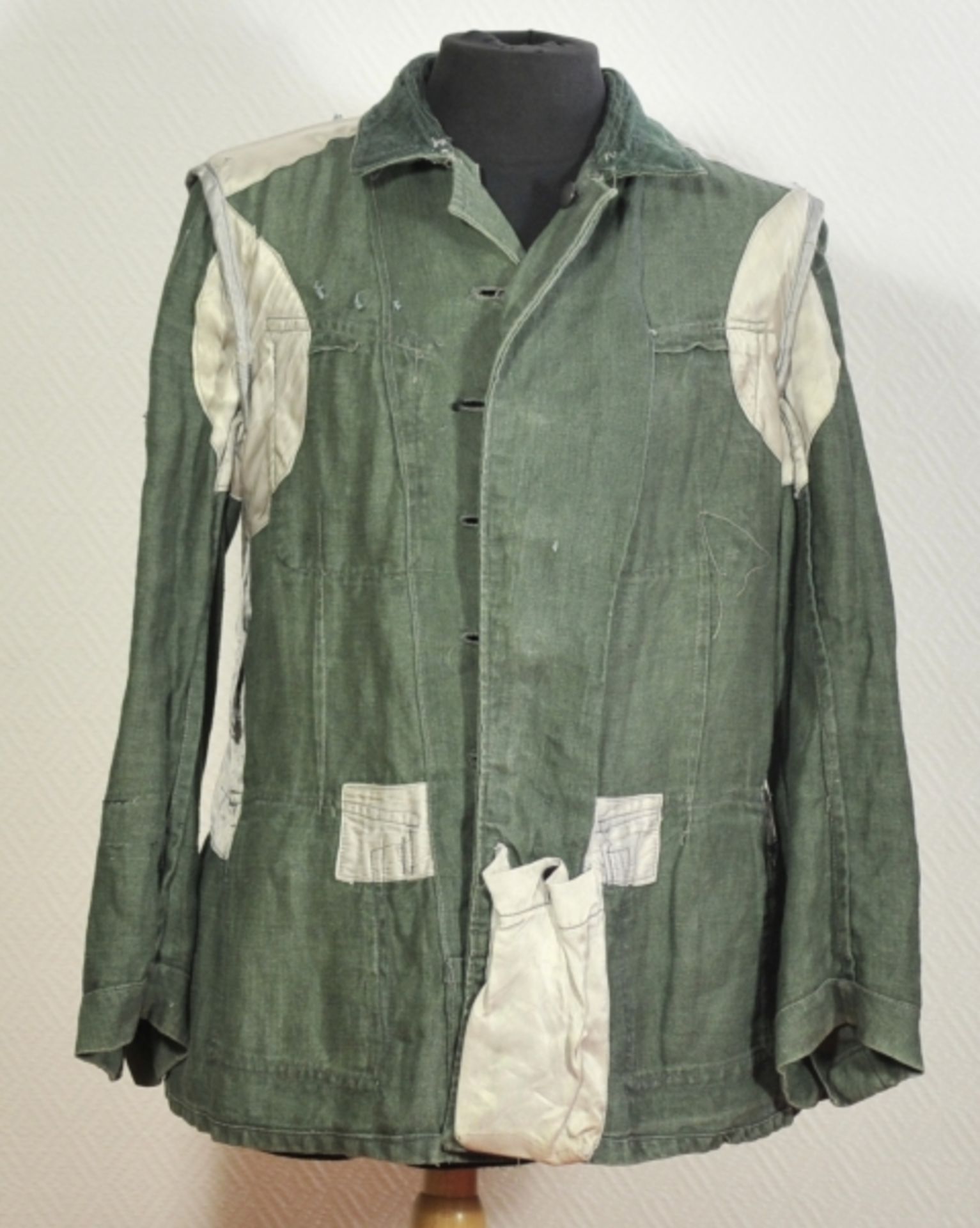 Feldbluse der Wehrmacht.Grünes Tuch, Fischgrätmuster, graue Knöpfe, mit zwei Koppelhaken, die - Image 4 of 5
