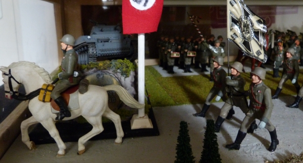 Großes Diorama einer Wehrmachts-Parade.Paradezug mit Abnahme durch Offiziere und Kapelle vor einem - Image 2 of 2