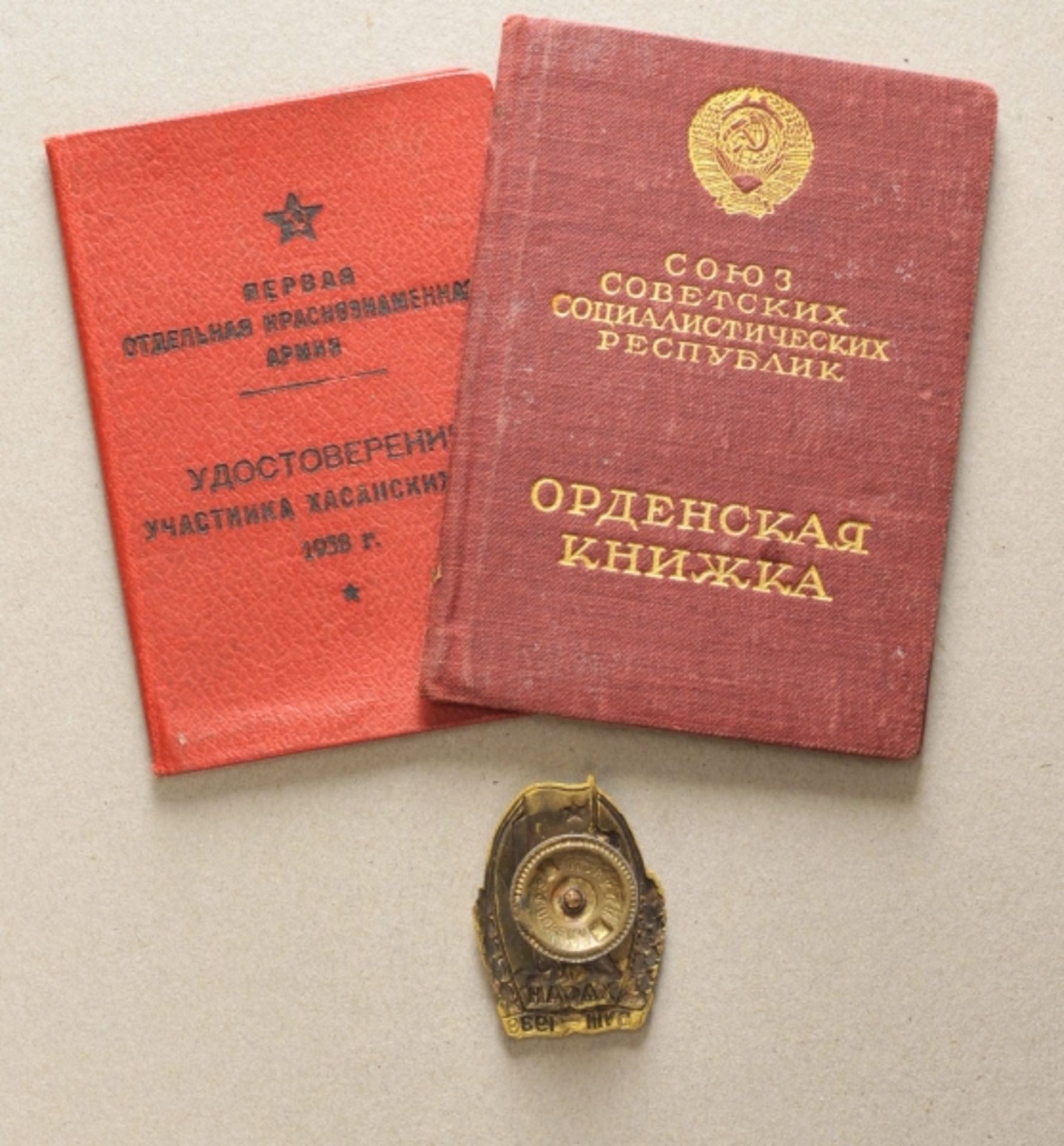 Sowjetunion: Nachlass einer Frau mit zwei Verleihungsbüchern.Kazan-Abzeichen, an Schraubscheibe; mit - Image 2 of 2