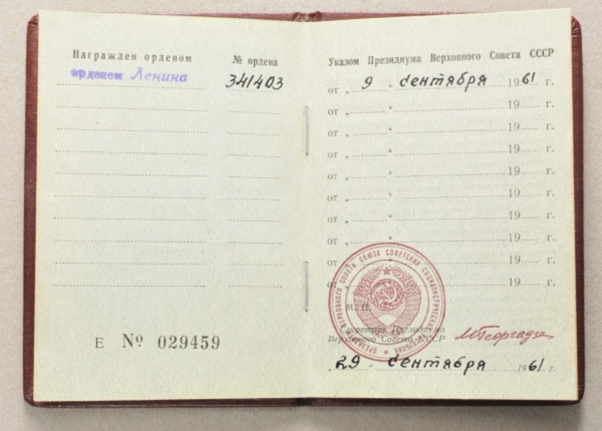 Sowjetunion: Lenin-Orden Verleihungsbuch.Ohne Foto, Nr. 341403, ausgestellt 1961.Zustand: