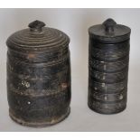 Zwei alte Holzgefäße, ÄthiopienZylindrische Deckeldosen, Höhe 16,2 cm und 17 cm, Durchmesser 6,8 und