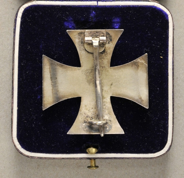Preussen: Eisernes Kreuz, 194, 1. Klasse, im Etui.Silber, einteilig gefertigt, Kernfläche - Image 2 of 2