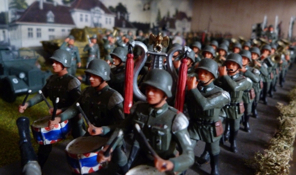 Großes Diorama einer Wehrmachts-Parade.Paradezug mit Abnahme durch Offiziere, diverse Fahrzeuge im - Image 4 of 4