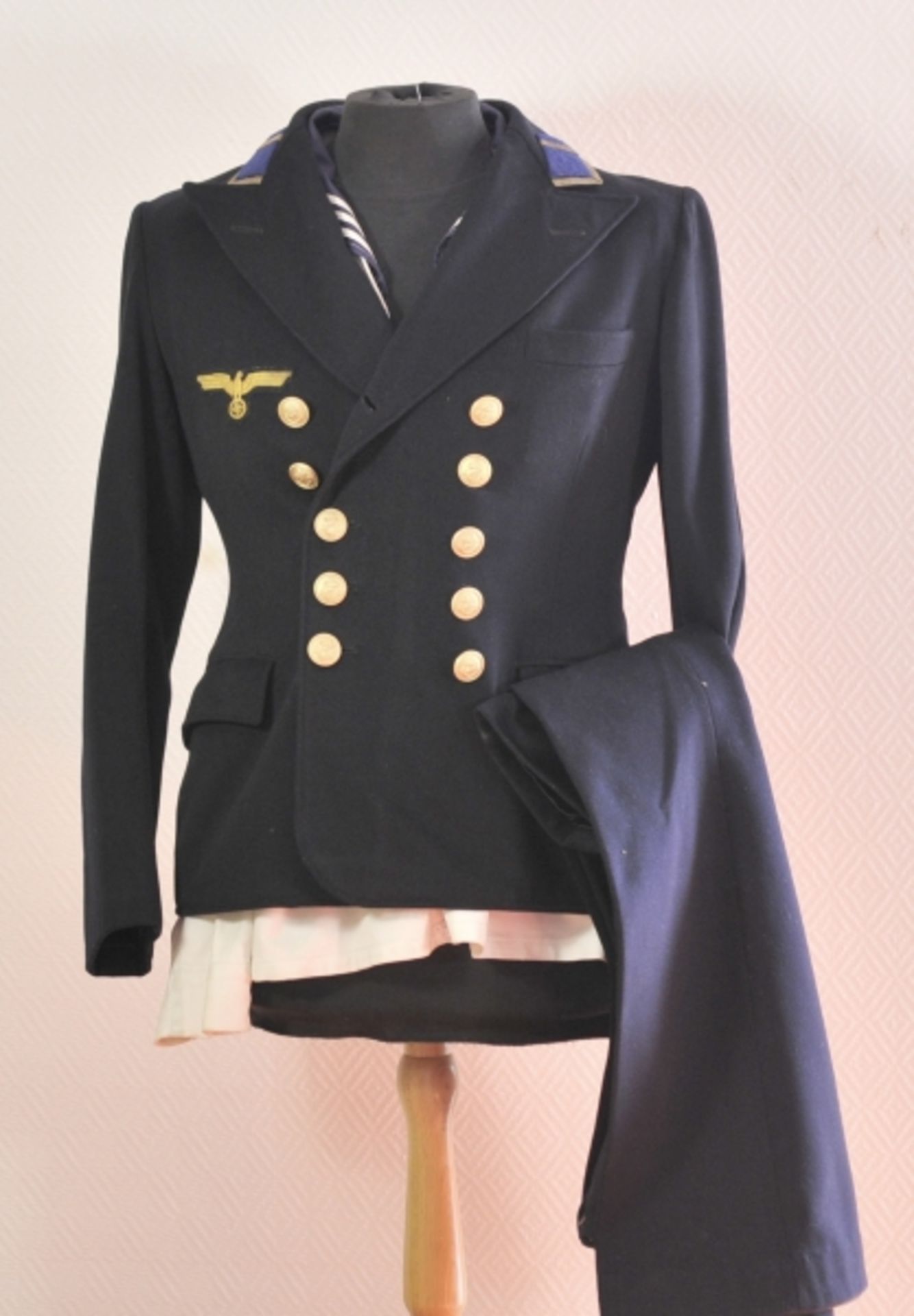 Uniformensemble eines Maschinen-Maat.1.) Jacket aus dunkelblauem Tuch, mit Effekten und Initialen