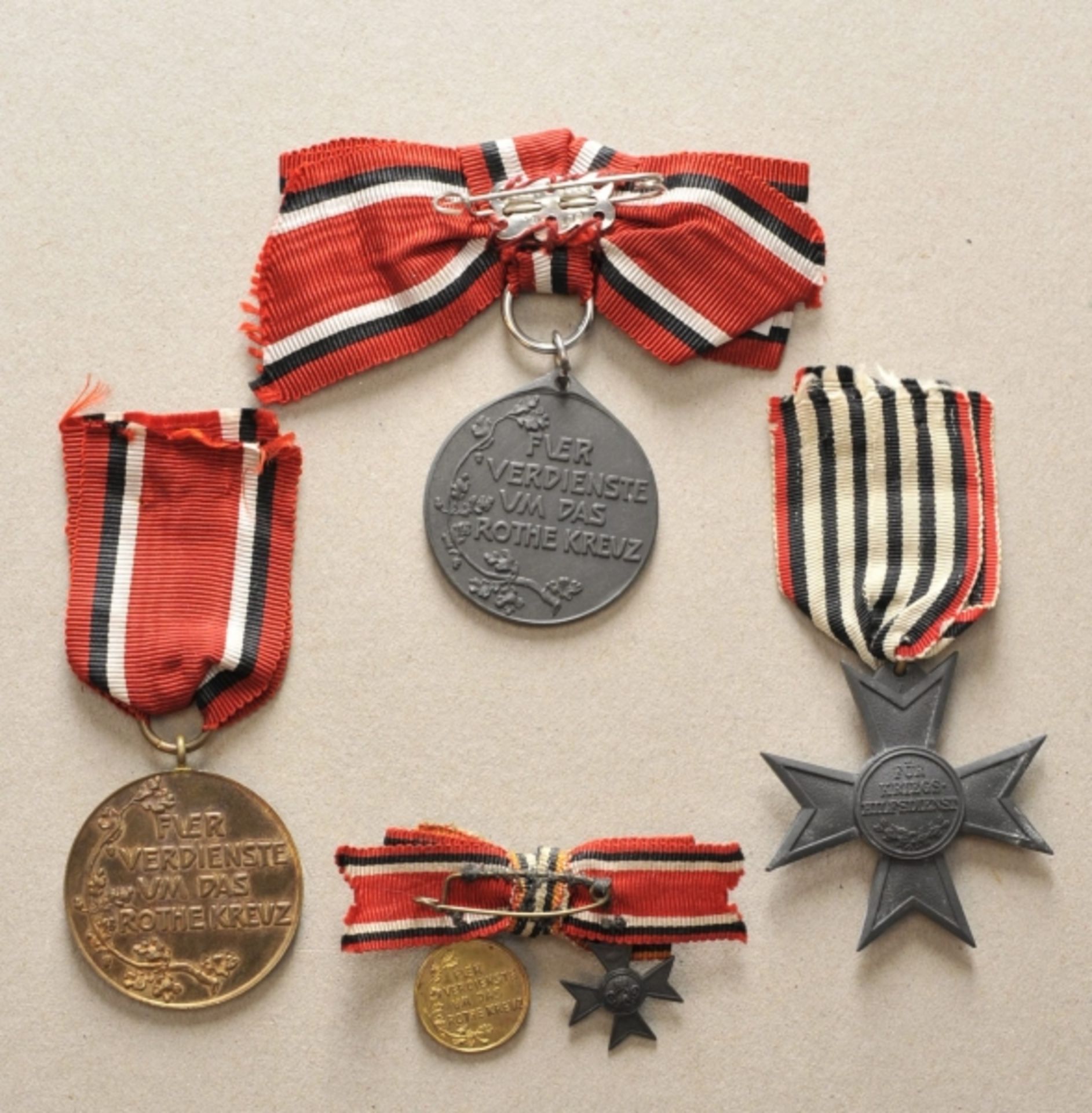 Preussen: Nachlass einer Rot-Kreuz-Schwester.1.) Kriegshilfskreuz; 2./3.) Rot-Kreuz-Medaille; je - Image 2 of 2