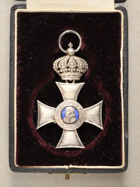 Hessen: Orden Philipps des Großmütigen, 2. Modell, silbernes Kreuz mit Krone, im Etui.Silber,