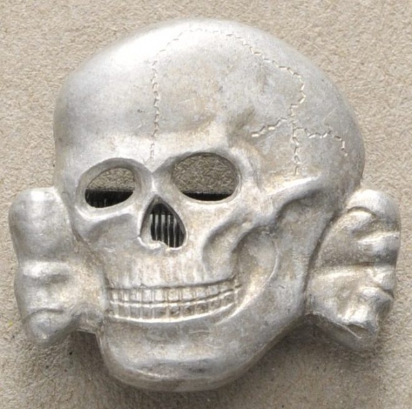 SS-Totenkopf.Aluminium, hohl geprägt, Hersteller RZM, SS 360 / 42, an Splinten.Zustand: