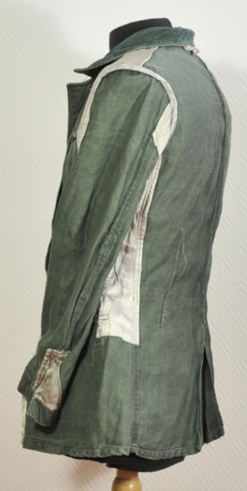 Feldbluse der Wehrmacht.Grünes Tuch, Fischgrätmuster, graue Knöpfe, mit zwei Koppelhaken, die - Image 5 of 5