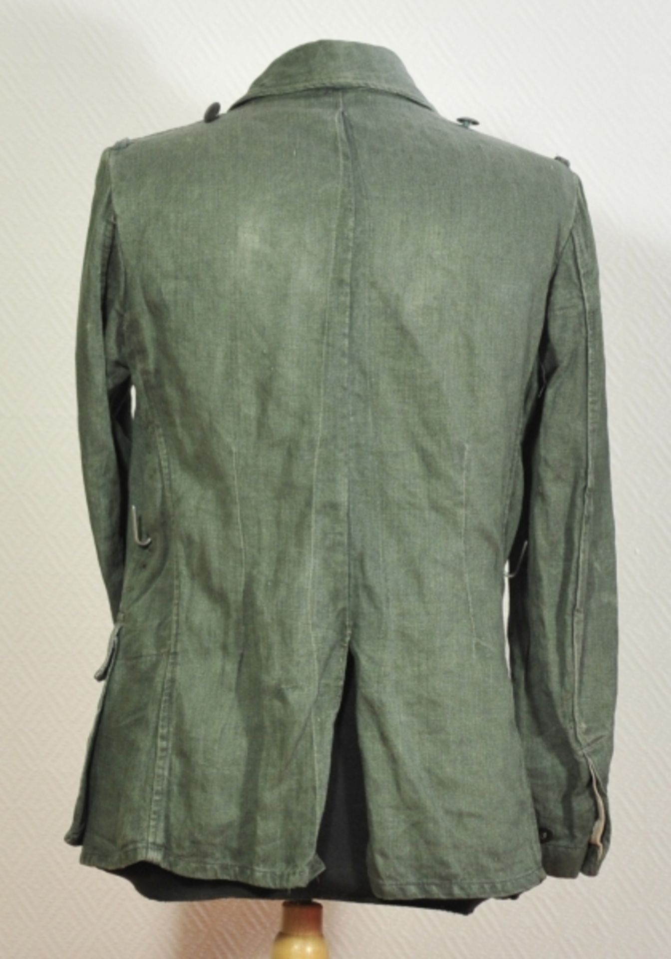 Feldbluse der Wehrmacht.Grünes Tuch, Fischgrätmuster, graue Knöpfe, mit zwei Koppelhaken, die - Image 3 of 5