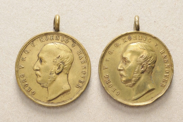 Hannover: Zwei Langensalza-Medaillen.Je mit Randname (F.BLEYERT und A.HEINZ).Zustand: IIAufrufpreis: