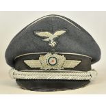 Schirmmütze des Majors Helmut Leicht.Luftwaffenblaues Tuch, schwarzer Besatzstreifen, silberne