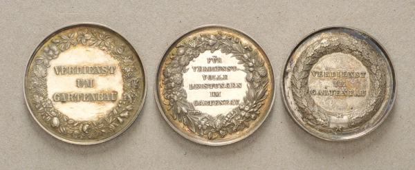 Hannover: Drei Gartenbau Medaillen.1.) Hannoverscher Gartenbau Verein 1877, Verdienst um - Image 2 of 2