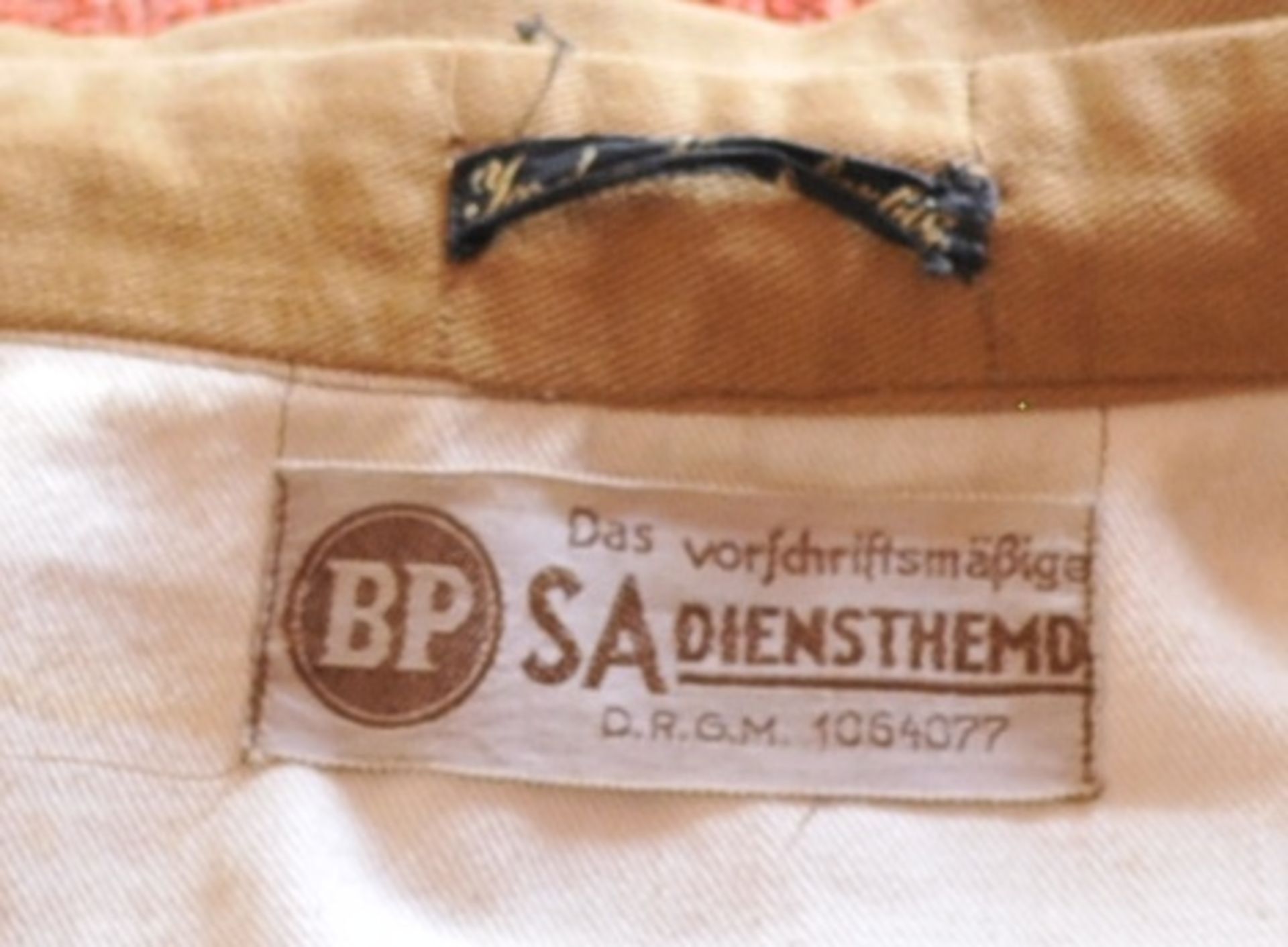 NSDAP: Diensthemd eines Leiters einer Ortsgruppe.Braunes SA-Diensthemd, im Kragen gestempelt - Image 3 of 3