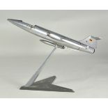 Luftwaffen-Flugzeugmodell.In Metall, die Beschriftung teils berieben.Zustand: II

Air Froce -