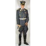 Uniformensemble eines Generalmajor der Luftwaffe.Dienstrock mit vernähten Effekten, angesteckten