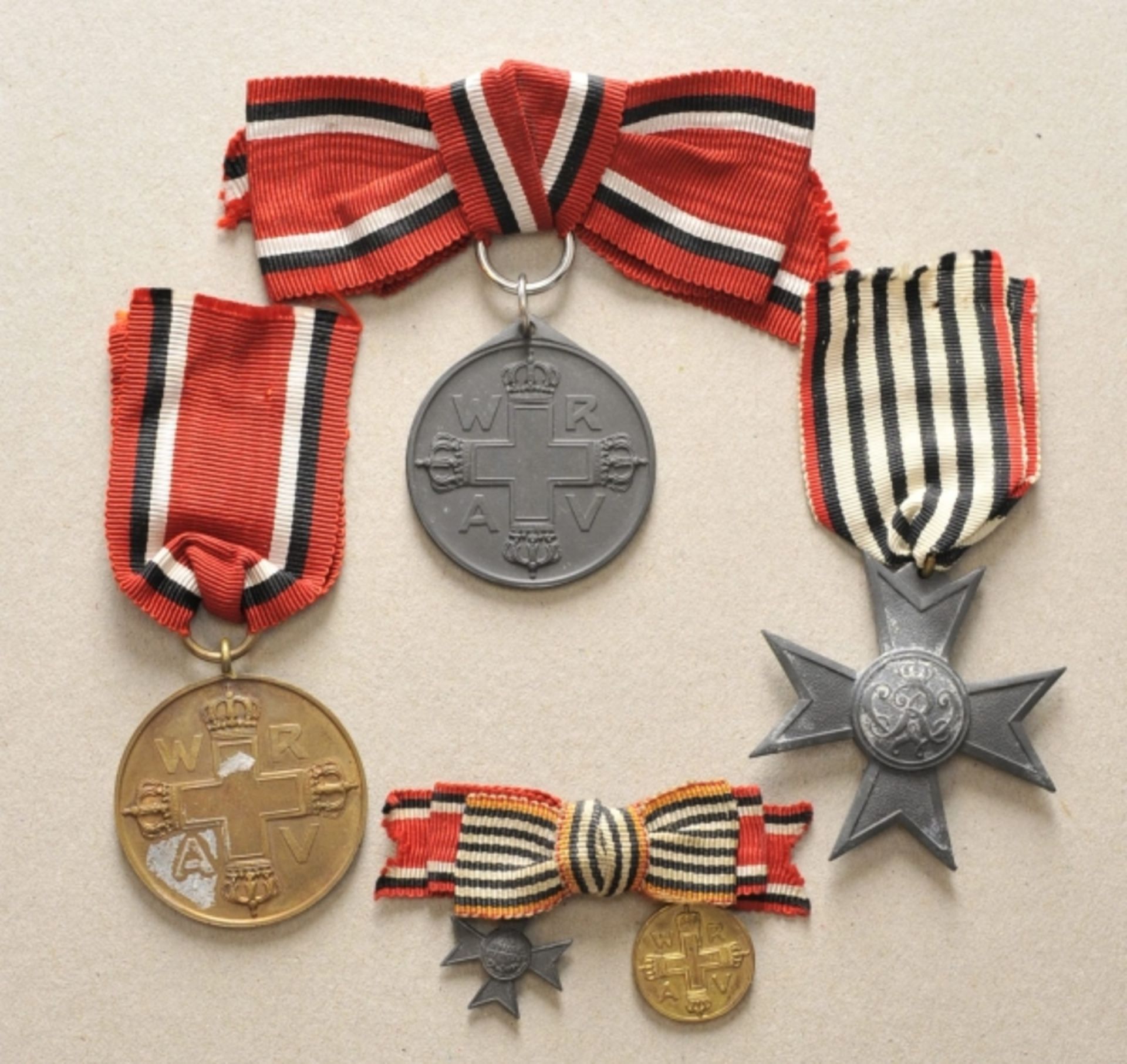 Preussen: Nachlass einer Rot-Kreuz-Schwester.1.) Kriegshilfskreuz; 2./3.) Rot-Kreuz-Medaille; je