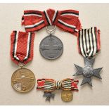 Preussen: Nachlass einer Rot-Kreuz-Schwester.1.) Kriegshilfskreuz; 2./3.) Rot-Kreuz-Medaille; je