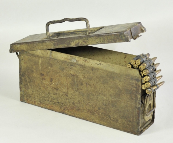 MG-Munitionskiste.Kiste mit Gurt Deko-Munition.Zustand: II

MG-ammunition box.Box with belt
