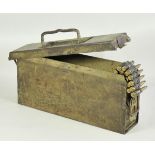 MG-Munitionskiste.Kiste mit Gurt Deko-Munition.Zustand: II

MG-ammunition box.Box with belt