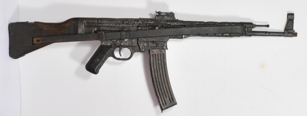 Bodenfund- Sturmgewehr 44.Bodenfund, zusätzlich auf Deko abgeändert, Schaft, Griffschalen und - Image 2 of 2