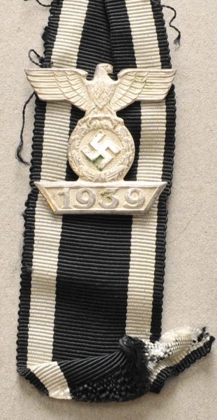 Wiederholungsspange zum Eisernen Kreuz, 2. Klasse.Buntmetall versilbert, polierte Kanten, vier