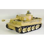 Großes Modell eines Panzers, Modell Tiger I.Kunststoff, Fernsteuerung fehlt. Länge mit Rohr 52cm.