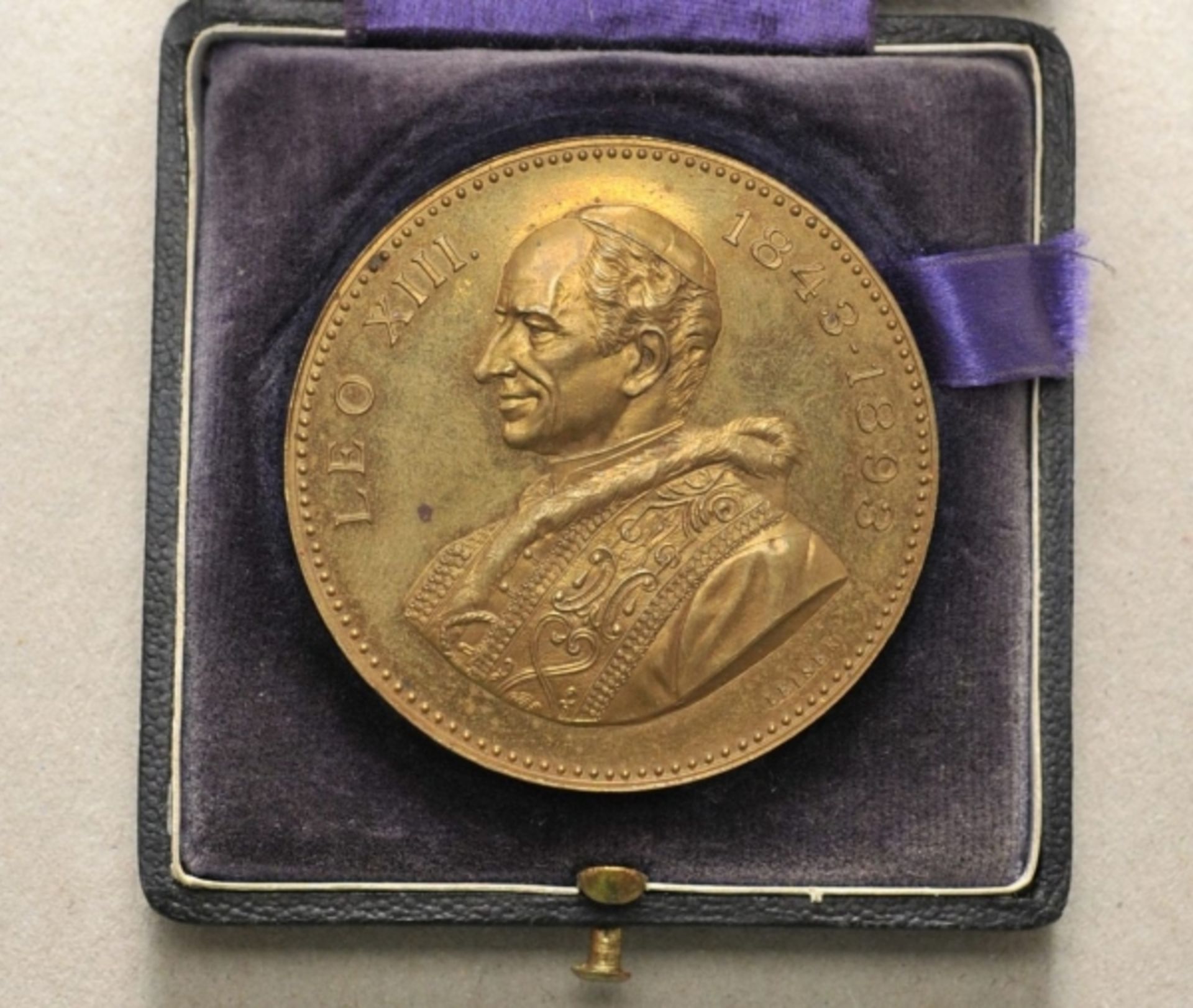 Vatikan: Medaille auf Papst Leo XIII (1843-1898), im Etui.Bronze; im schwarzen goldgeprägten