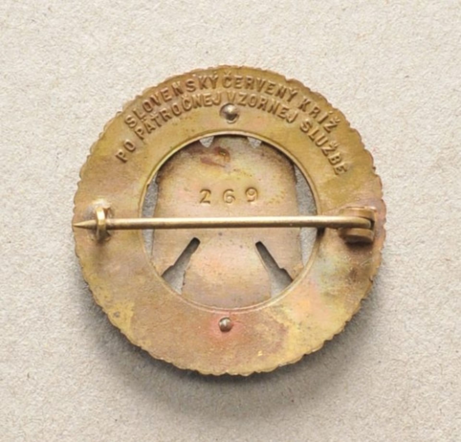 Slowakei: Rot-Kreuz-Ehrenabzeichen, in Bronze.Bronze, teilweise emailliert, Matrikelnummer 269, an - Image 2 of 2