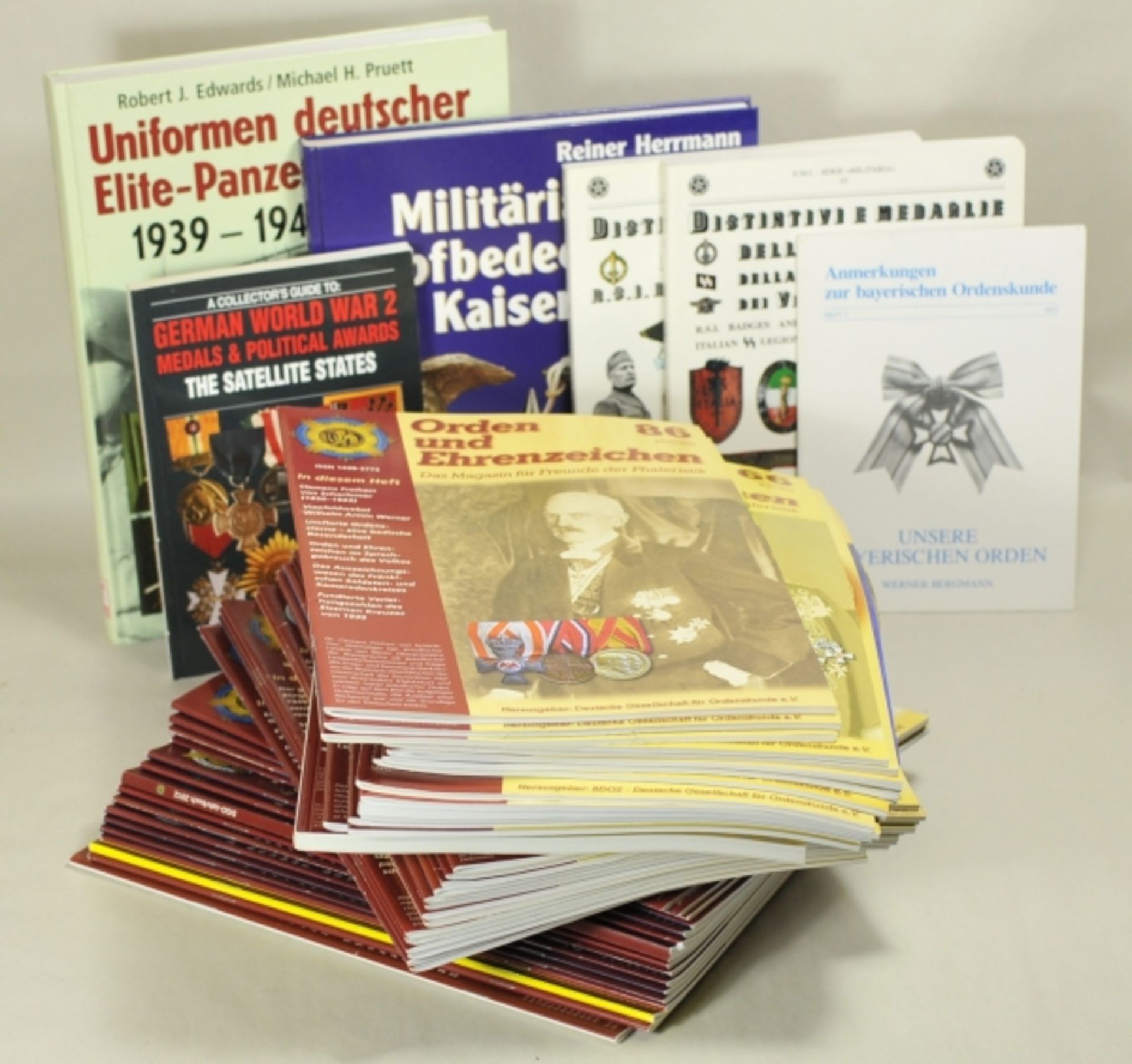 Ordenskunde und Militaria Literatur Lot.Diverse.Zustand: II

Order studies and military literature