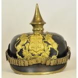 Württemberg: Pickelhaube für Mannschaften.Schwarzer Lackkorpus, eingesunken, goldene Beschläge,