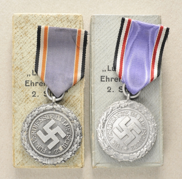 1.2.) Deutsches Reich (1933-45)Zwei Luftschutzehrenzeichen, 2. Stufe, im Etui.Ausführungen in