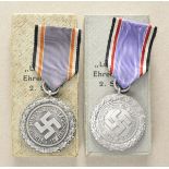 1.2.) Deutsches Reich (1933-45)Zwei Luftschutzehrenzeichen, 2. Stufe, im Etui.Ausführungen in