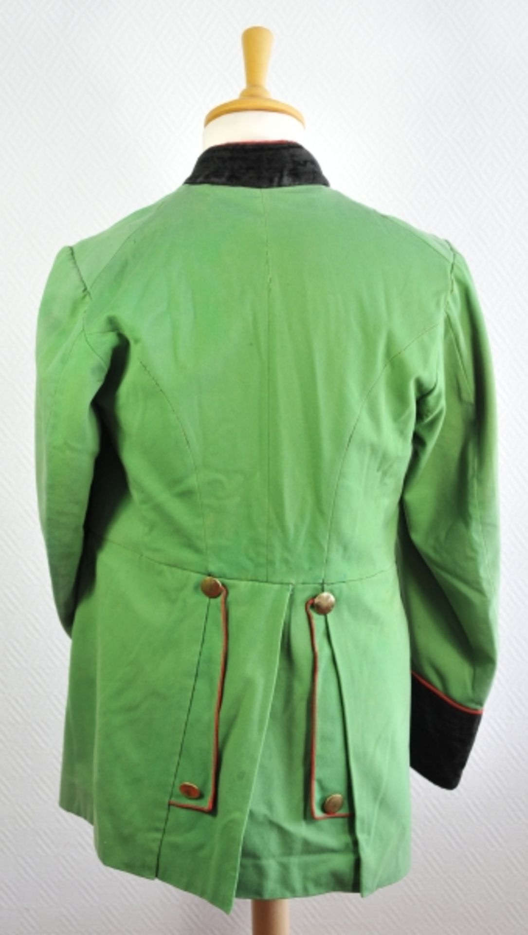 4.1.) Uniformen / KopfbedeckungenBaden: Dienstboten Livree.Grünes Tuch, schwarze Aufschläge und - Image 2 of 3