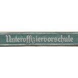 4.2.) Effekten / AusrüstungÄrmelband "Unteroffiziervorschule".Maschienengewebt, ungetragen.