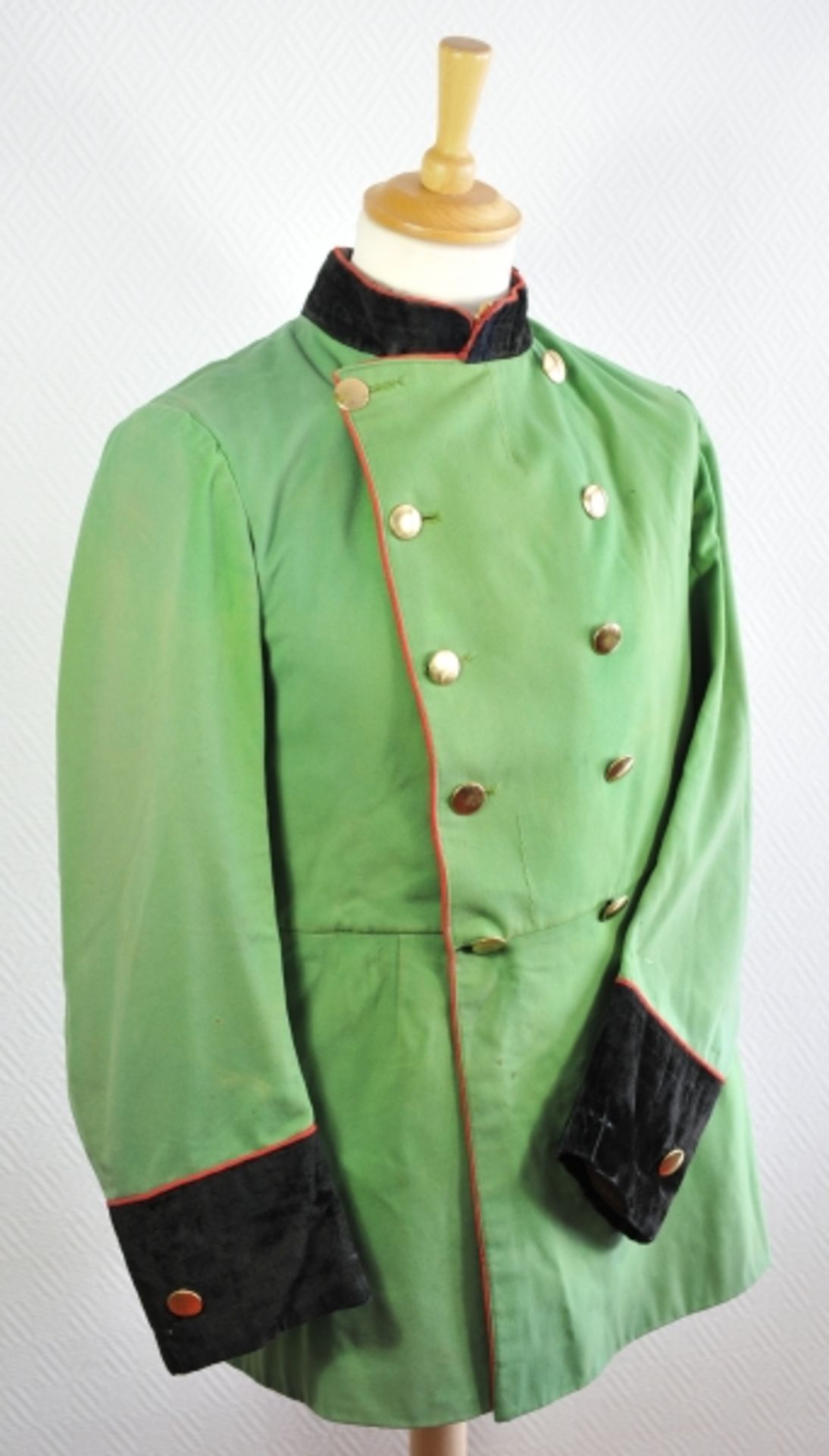 4.1.) Uniformen / KopfbedeckungenBaden: Dienstboten Livree.Grünes Tuch, schwarze Aufschläge und