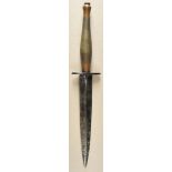 4.3.) BlankwaffenKampfmesser.Zweischneidige Klinge, Parierstange gepunzt, Bronze Heft.Zustand: