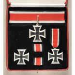 1.3.) Bundesrepublik Deutschland und DDRPräsentationsetui mit Ritterkreuz sowie den Eisernen Kreuzen