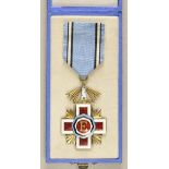 2.1.) EuropaEstland: Orden vom Roten Kreuz, 5. Klasse, im Etui.Silber, teilweise vergoldet und
