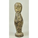 7.2.) EthnologicaRumpffigur, Lega (D. R. Kongo)Höhe 28 cm. Stark abstrahierte Arm- und Beinlose